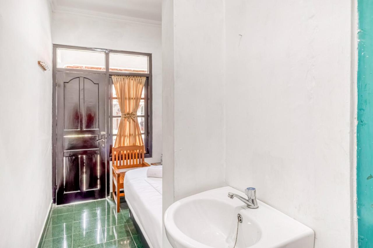 RedDoorz near Wisata Pantai Parangtritis Kretek Bagian luar foto